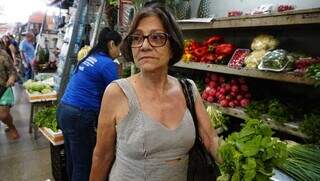 Moradora de SP comprando hortelã para prepar uma receira para a virada de ano (Foto: Alex Machado)
