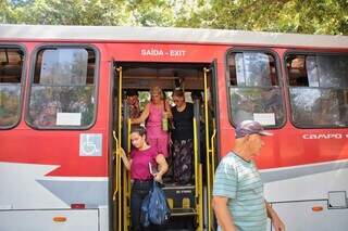 Passageiros saem de ônibus em Campo Grande. (Foto: Paulo Francis/Arquivo)