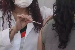 Enfermeira aplica vacina contra a covid-19 em adolescente. (Foto: Arquivo/Paulo Francis)