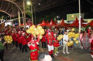 Desfile da fanfarra natalina na abertura da Cidade do Natal, em Campo Grande (Foto: Juliano Almeida)