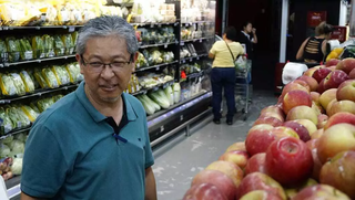 Valter Nakashima, 56 anos estava comprando maças (Foto: Alex Machado)