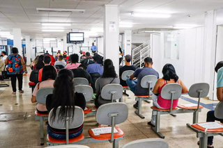 Público aguarda atendimento na Funsat, em Campo Grande. (Foto: Arquivo/Henrique Kawaminami)