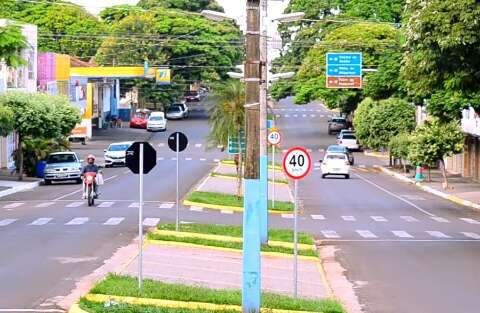 Prefeito avisa que vai suspender serviços e é obrigado a atender população