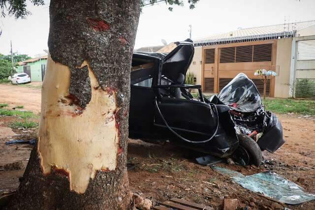 Trio foge do Bope, destr&oacute;i carro ao bater em &aacute;rvore e dois ficam em estado grave