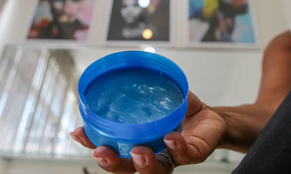 Pomada para cabelo em recipiente azul. (Foto: Fábio Rodrigues/Agência Brasil)
