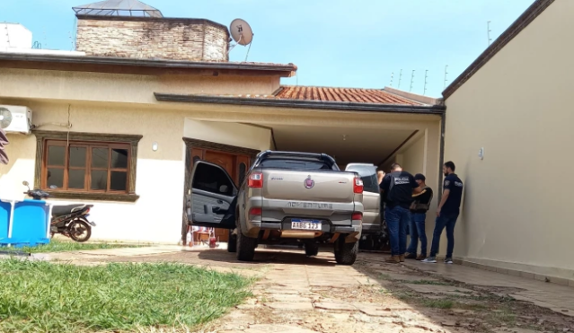 Pol&iacute;cia prende brasileiro com 15 armas de fogo em casa na fronteira