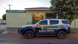 Viatura da Polícia Militar em frente ao Pronto Socorro onde vítima foi atendida (Foto: Elenize Oliveira | Cenário MS)