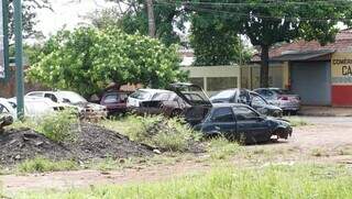 Terreno onde diversas sucatas de veículos estão abandonados (Foto: Alex Machado)