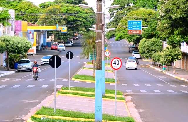 Prefeito avisa que vai suspender servi&ccedil;os e &eacute; obrigado a atender popula&ccedil;&atilde;o