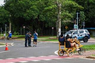 Policia Militar realizou segurança de pedestres neste sábado (Foto: Henrique Kawaminami)