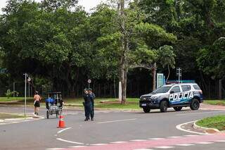 Viatura e policiais militares fecham acesso de veículos ao Parque dos Poderes. (Foto: Henrique Kawaminami)