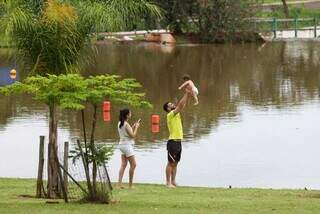 Rodrigo e Isabela aproveitaram para fazer fotos no parque (Foto: Henrique Kawaminami)