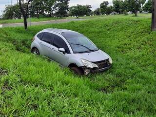 Carro amanhece em canteiro com para-choque destru&iacute;do 