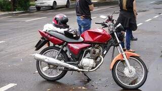 Motociclista &eacute; arremessado ao ser atingido por carro que furou sinal vermelho 