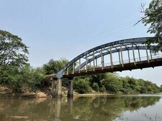 Ciclista fica em estado grave ao cair em v&atilde;o de ponte sobre o Rio Miranda