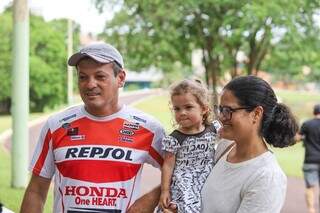 Dimas e a família aproveitaram manhã de sol para passear no parque (Foto: Henrique Kawaminami)