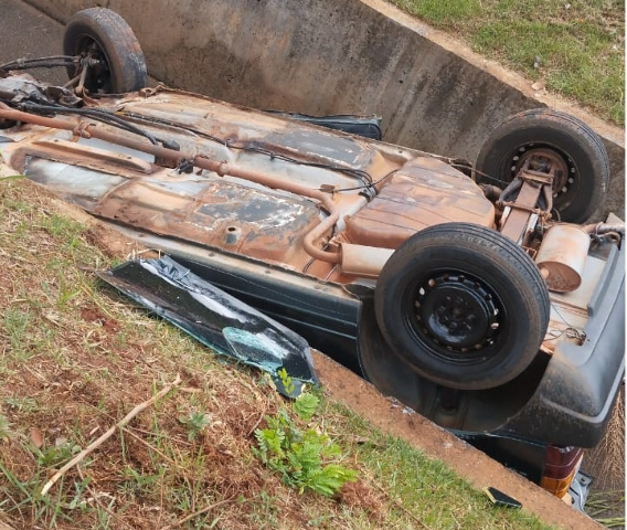 Ap&oacute;s horas abandonado com as rodas para cima, carro &eacute; retirado de vala 