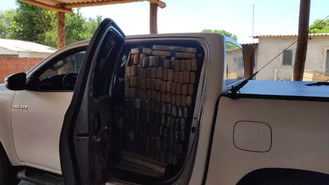 Caminhonete com 1,5 tonelada de maconha é abandonada em estrada vicinal