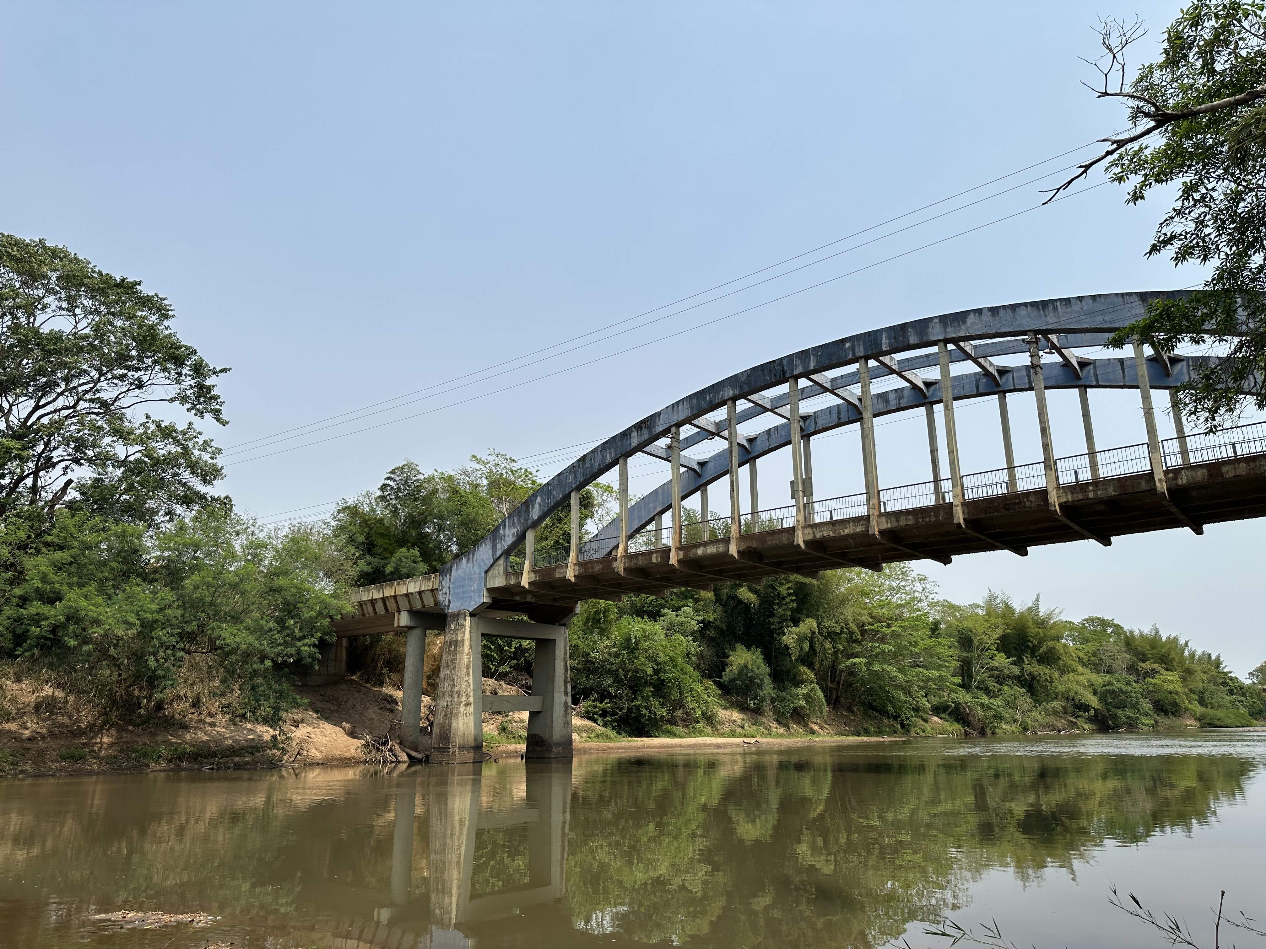 Ciclista fica em estado grave ao cair em vão de ponte sobre o Rio Miranda