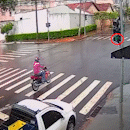 Motociclista &eacute; arremessado ao ser atingido por carro que furou sinal vermelho 