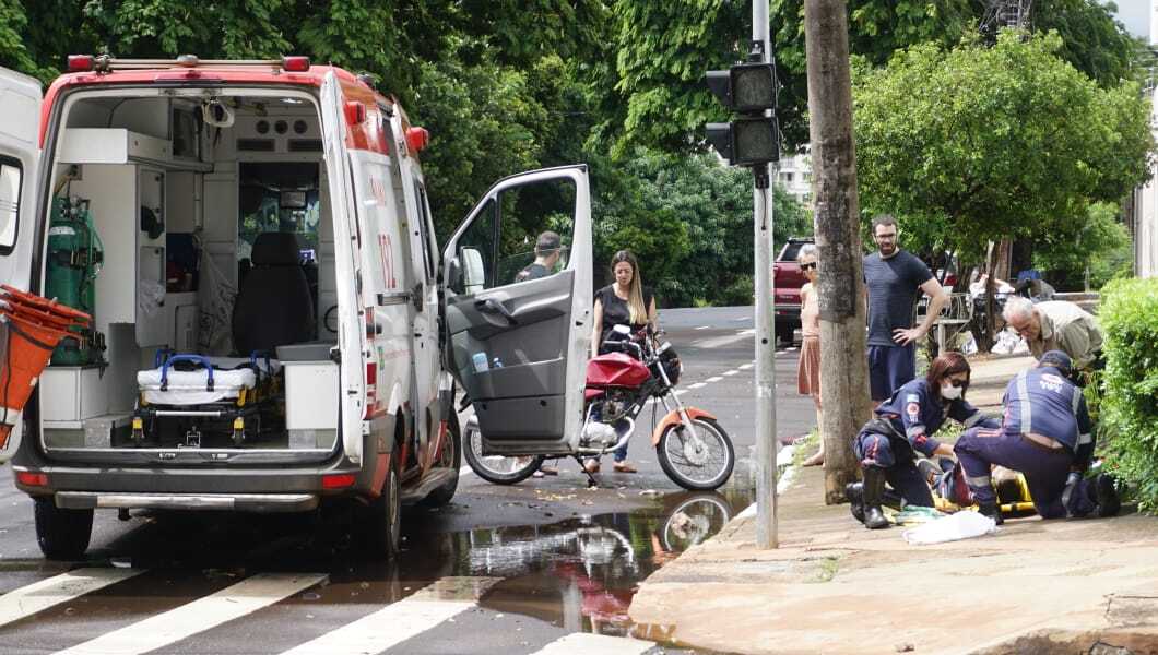 Motociclista arremessado em cruzamento morre no hospital