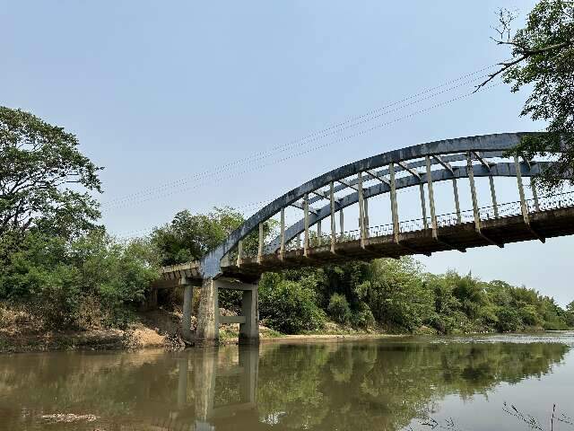 Ciclista fica em estado grave ao cair em v&atilde;o de ponte sobre o Rio Miranda