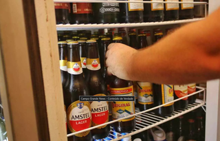 Cervejas em freezer de estabelecimento comercial em Campo Grande. (Foto: Arquivo/Paulo Francis)