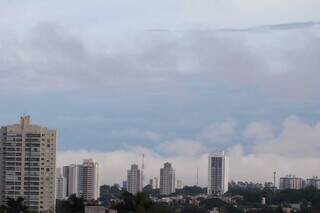 Céu de Campo Grande na manhã desta terça-feira. (Foto: Henrique Kawaminami)