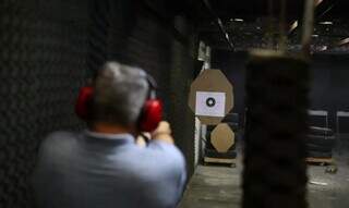 Treinamento com tiro ao alvo em local fechado (Foto: Reuters/Pilar Olivares)