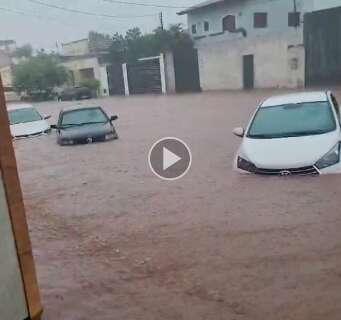 Chuva causa enchente, alaga ruas e arrasta carros em Corumbá