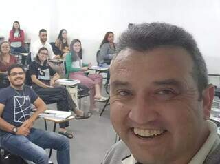 Márcio Lopes com alunos ao fundo (Foto: Arquivo pessoal)