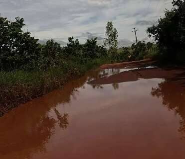 Moradores de assentamento sofrem com estrada intransitável após chuvas