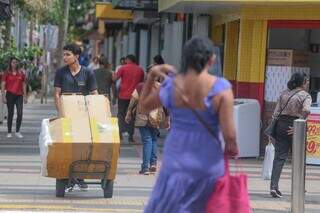 Trabalhadores e comerciantes na região central de Campo Grande (Foto: Marcos Maluf)