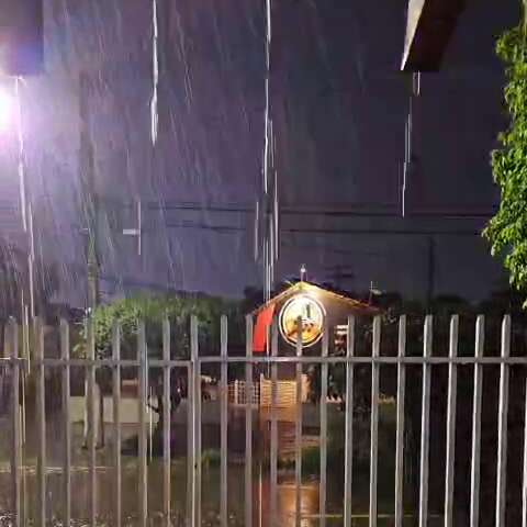 Pancada r&aacute;pida de chuva &eacute; registrada em Campo Grande