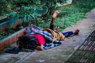 Mulher dorme em calçada próximo à antiga rodoviária, em Campo Grande. (Foto: Marcos Maluf)