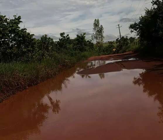 Moradores de assentamento sofrem com estrada intransit&aacute;vel ap&oacute;s chuvas