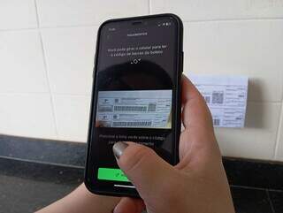 Consumidora pagando 1ª parcela do IPVA, via aplicativo do banco (Foto: Idaicy Solano)