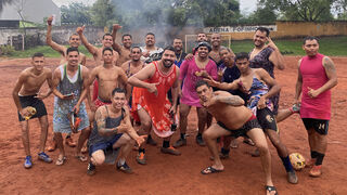Tradição no Pedrossian, solteiros goleiam casados no futebol
