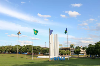 Monumento da UFMS na entrada da Cidade Universitária, em Campo Grande. (Foto: Paulo Francis)