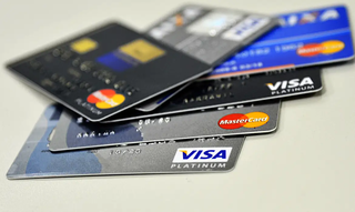 Cartões de crédito empilhados sobre mesa. (Foto: Marcello Casal Jr./Agência Brasil)