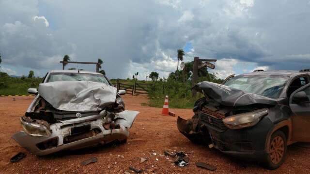 Acidente entre picape e carro deixa um morto e dois feridos em rodovia