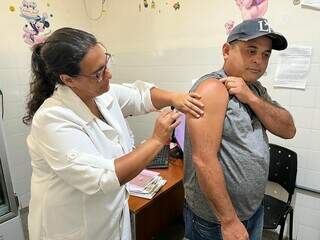 Paciente recebe primeira dose do imunizante Qdenga, contra a dengue, nesta quarta-feira (Foto: Rogério Vidmantas/Prefeitura de Dourados)