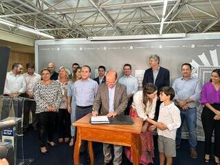 Governador em exercício, Barbosinha, assinando a nomeação da nova secretária (Foto: Alison Silva)