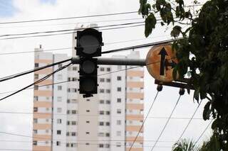 Semáforos chegam a passar dias desligados (Foto: Henrique Kawaminami)