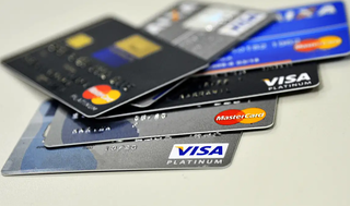 Cartões de crédito empilhados em mesa. (Foto: Marcello Casal Jr./Agência Brasil)