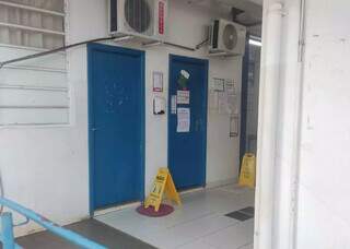 Porta da farmácia da unidade fechada (Foto: Direto das Ruas)