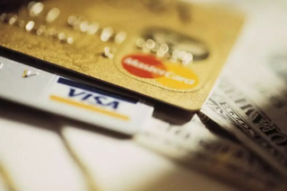 Cartões de crédito empilhados em mesa. (Foto: Arquivo/Agência Brasil)
