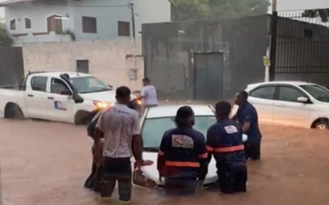 Após chuva acima da média, equipes da prefeitura fazem limpeza de ruas