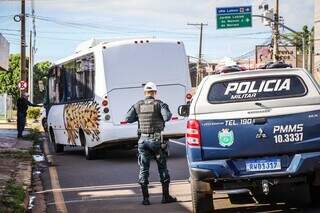 Policiais militares preservando o local do acidente (Foto: Henrique Kawaminami)