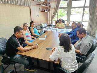 Secretário João Rocha reunido com representantes dos Conselhos Tutelares, em dezembro (Foto: Caroline Maldonado)